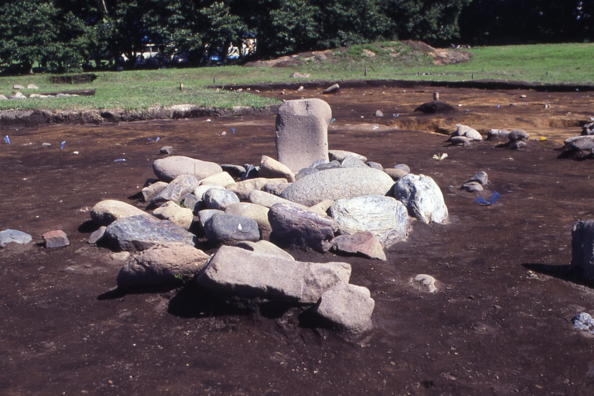 御所野遺跡で見つかった配石遺構の出土状況