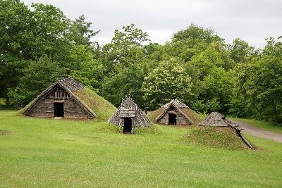 御所野縄文公園西ムラの復元された土屋根の竪穴建物