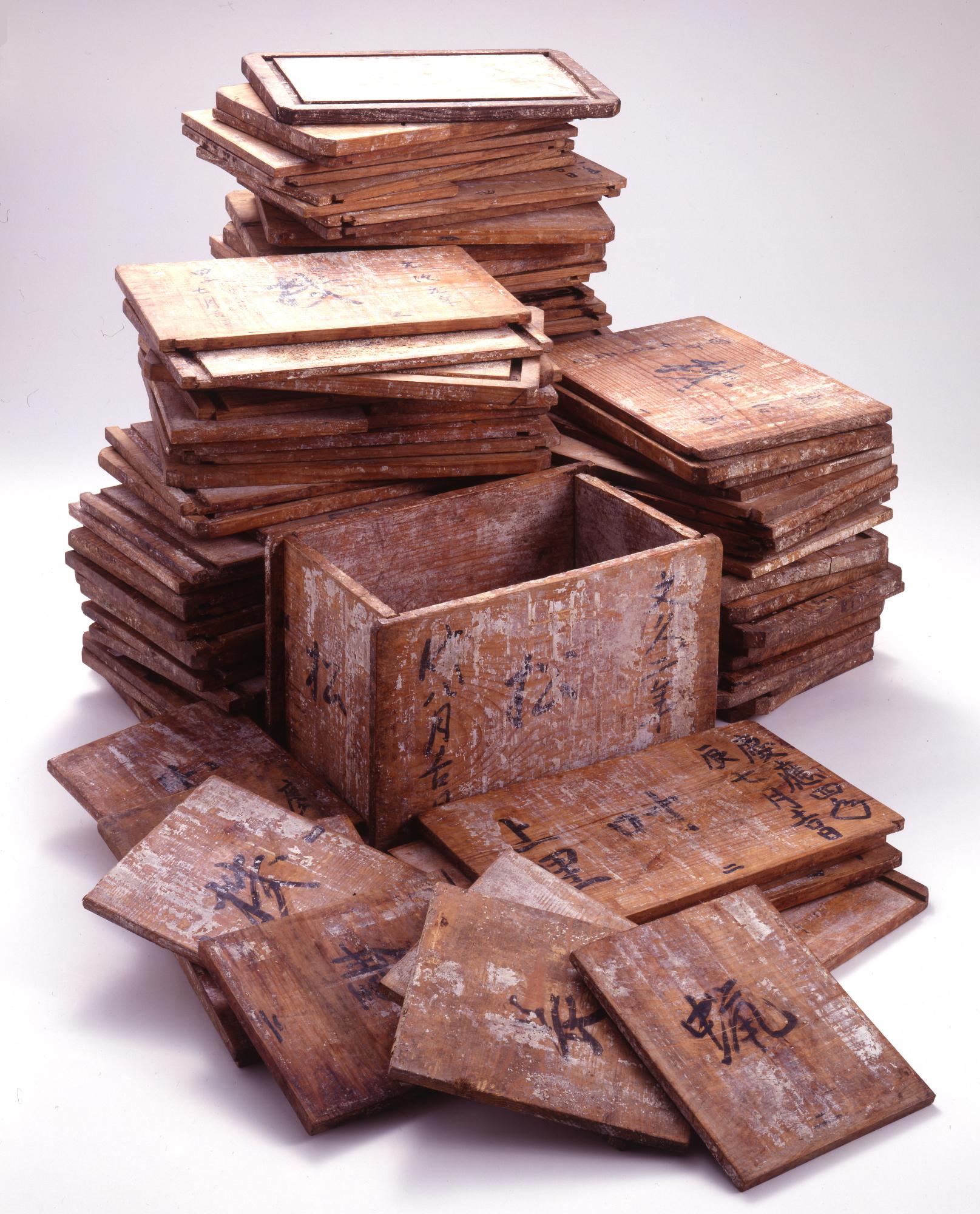 絞り出された蝋を受けるための組み立て式の木製の箱
